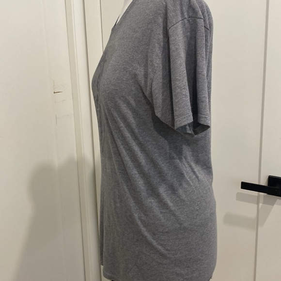 Hanes V-Neck Skull with Headphones Graphic Tshirt |Size Large - Picture 6 of 6